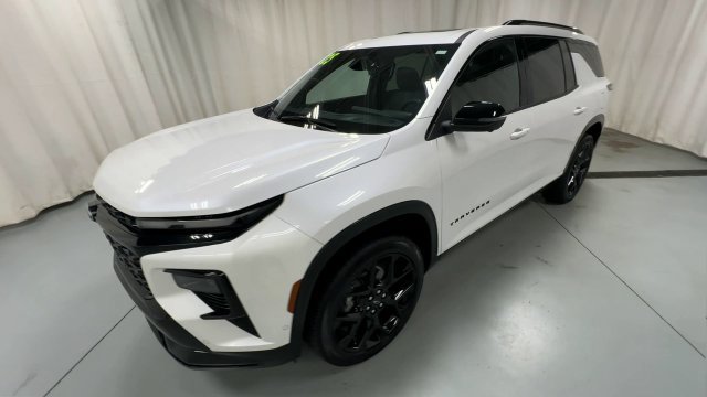Used 2025 Chevrolet Traverse RS FWD image 4
