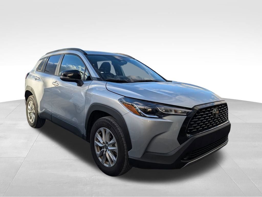 Used 2025 Toyota Corolla Cross LE image 1