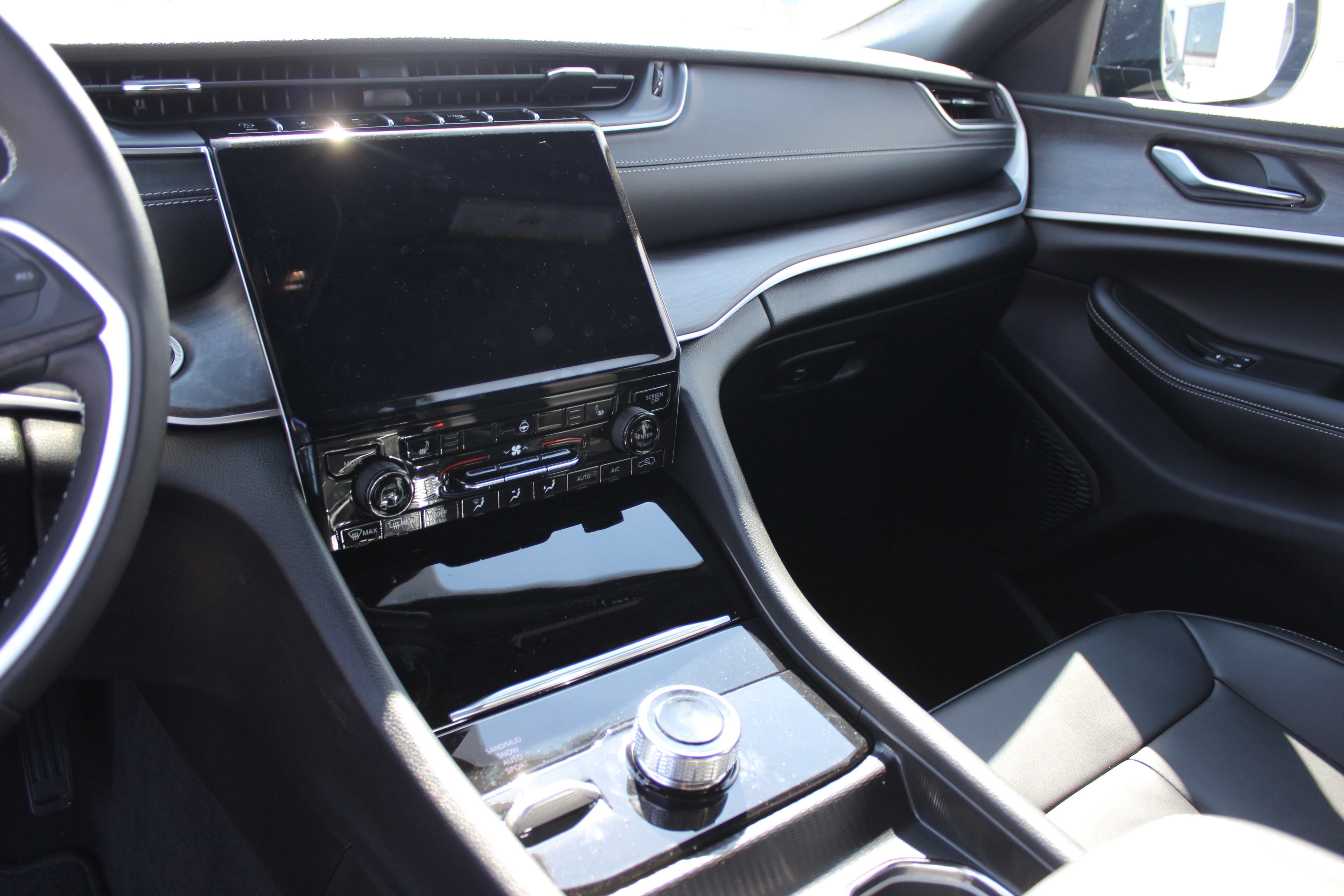 New 2025 Jeep Grand Cherokee L Limited w/ Black Appearance Package image 18