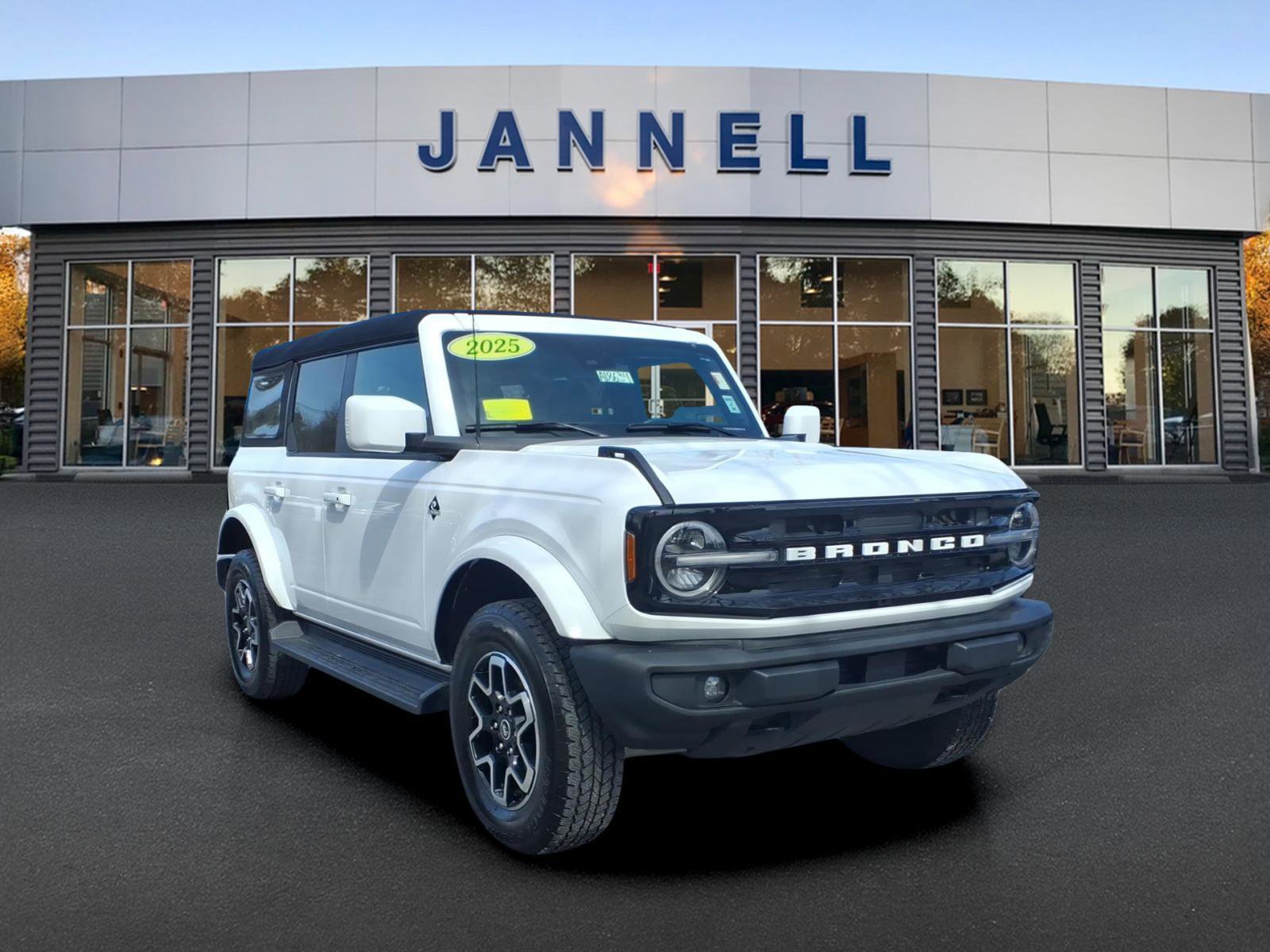 Used 2025 Ford Bronco Outer Banks image 3