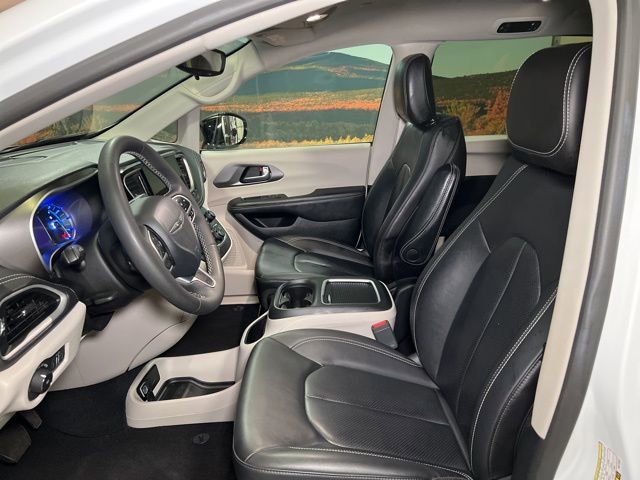 Used 2024 Chrysler Pacifica Select image 25