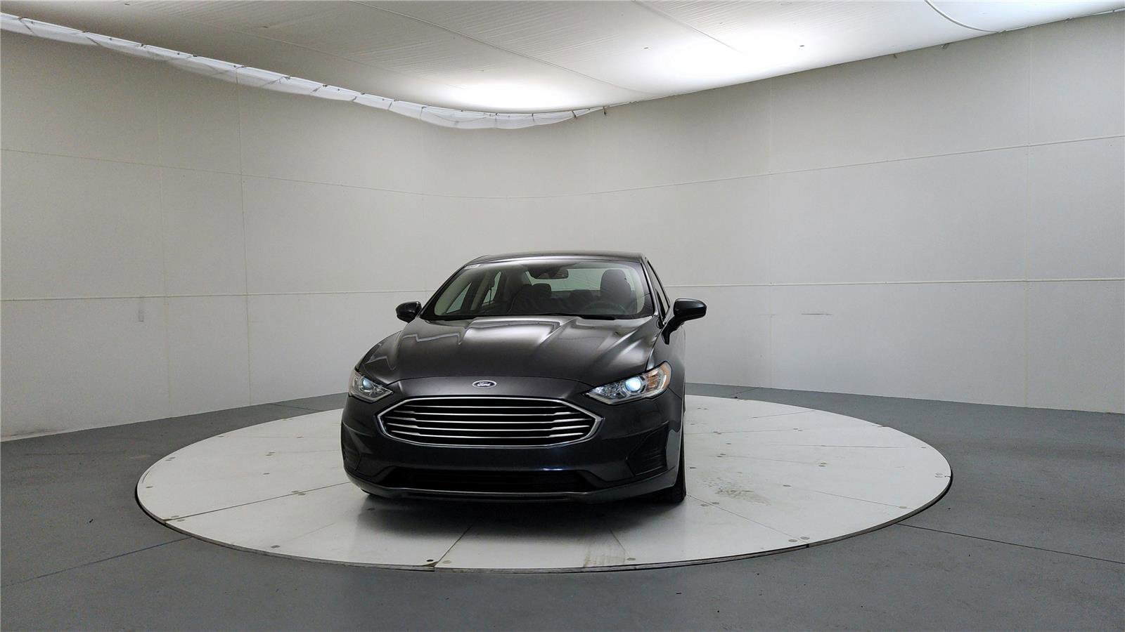 Used 2020 Ford Fusion SE image 2