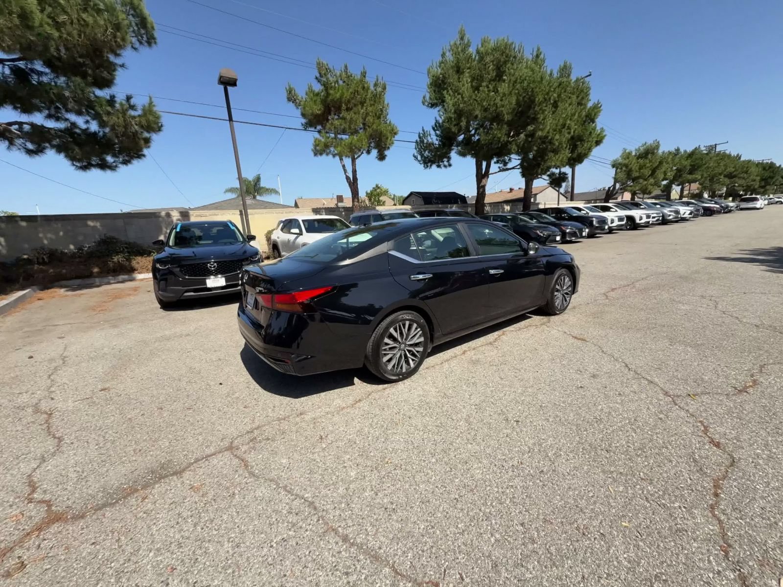 Used 2025 Nissan Altima 2.5 SV FWD image 13