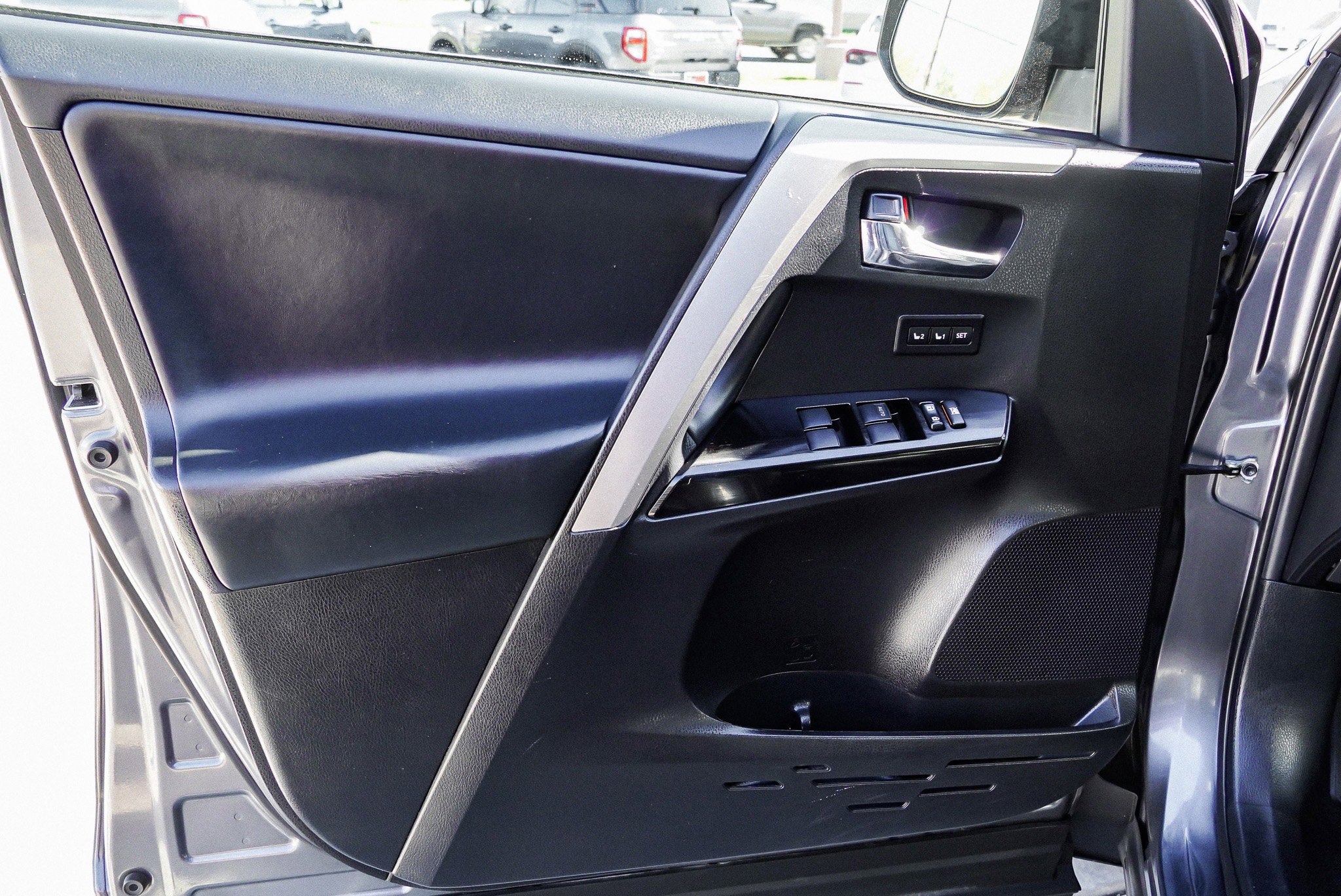 Used 2018 Toyota RAV4 Limited image 21