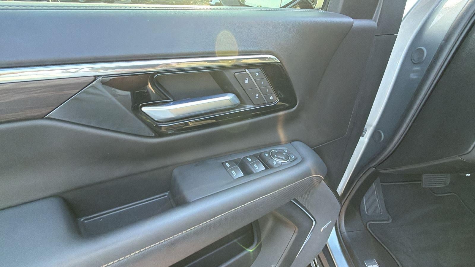 Used 2025 Chevrolet Suburban Premier AWD/4WD image 15