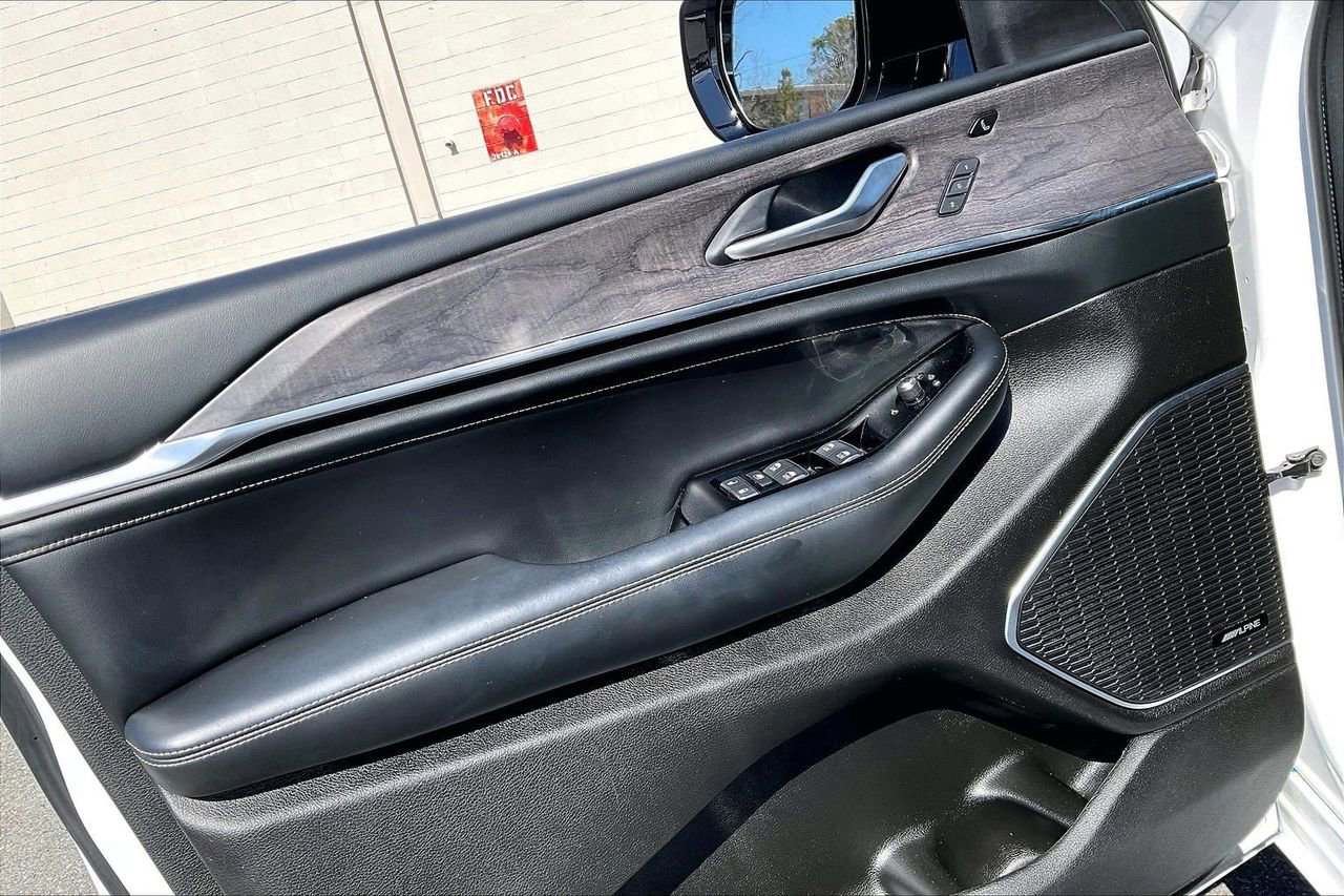 Certified 2023 Jeep Grand Cherokee Overland w/ Luxury Tech Group IV image 28