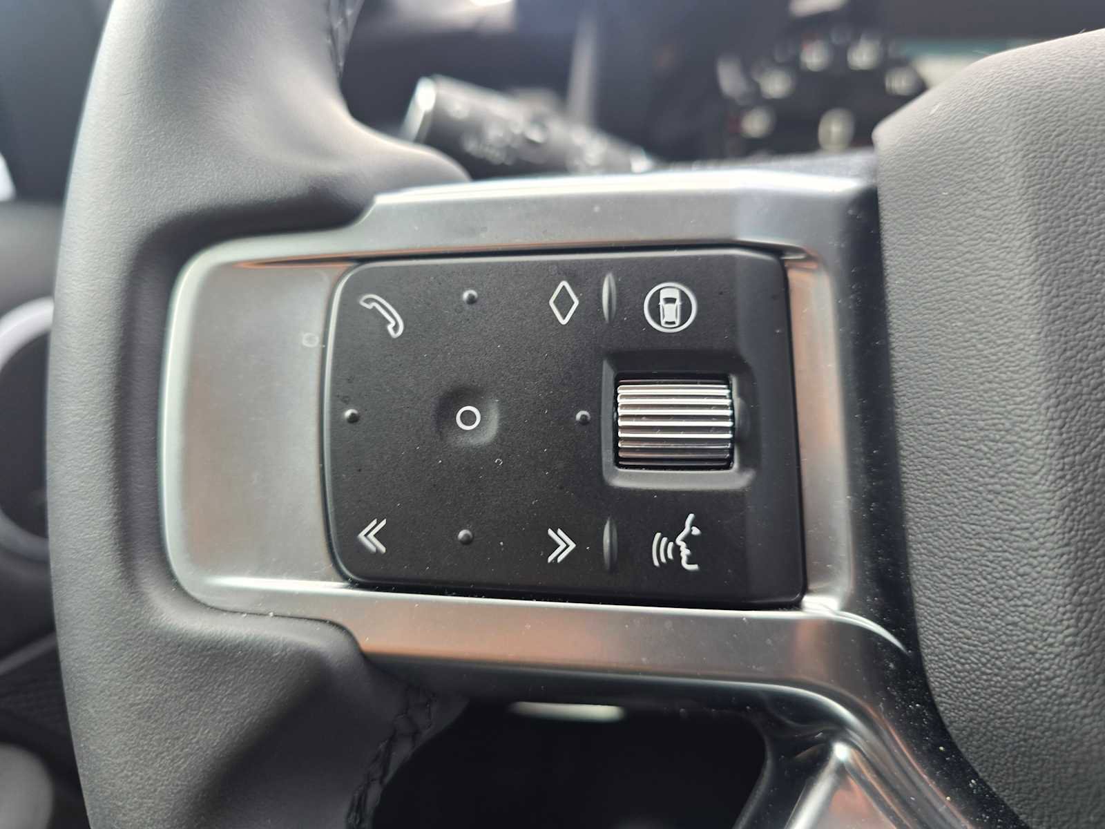 Used 2025 Land Rover Discovery S image 34