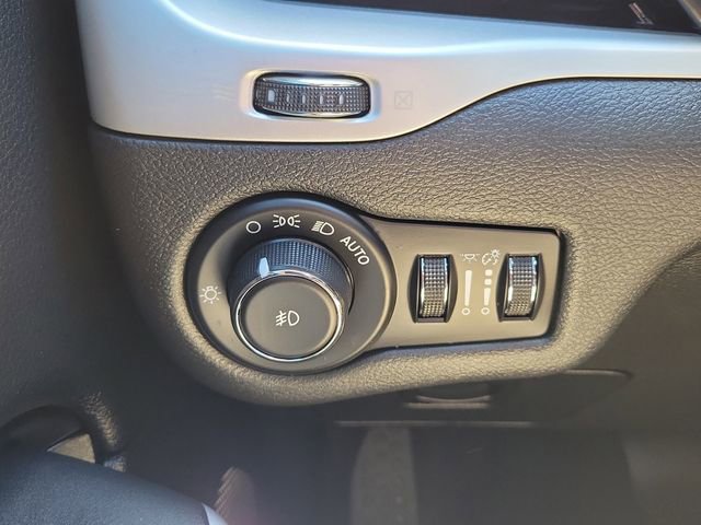 Used 2018 Jeep Cherokee Trailhawk AWD/4WD image 23