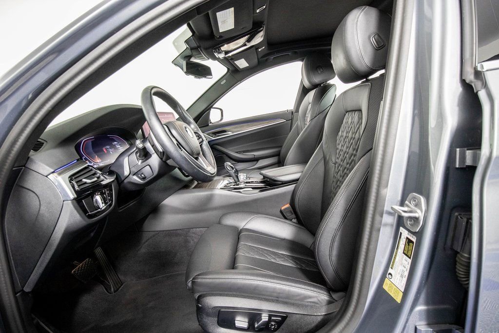Used 2023 BMW 540i w/ Convenience Package image 9
