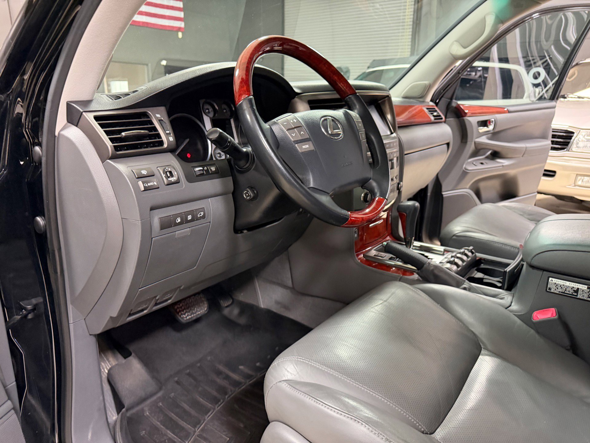 Used 2010 Lexus LX 570 4WD image 19