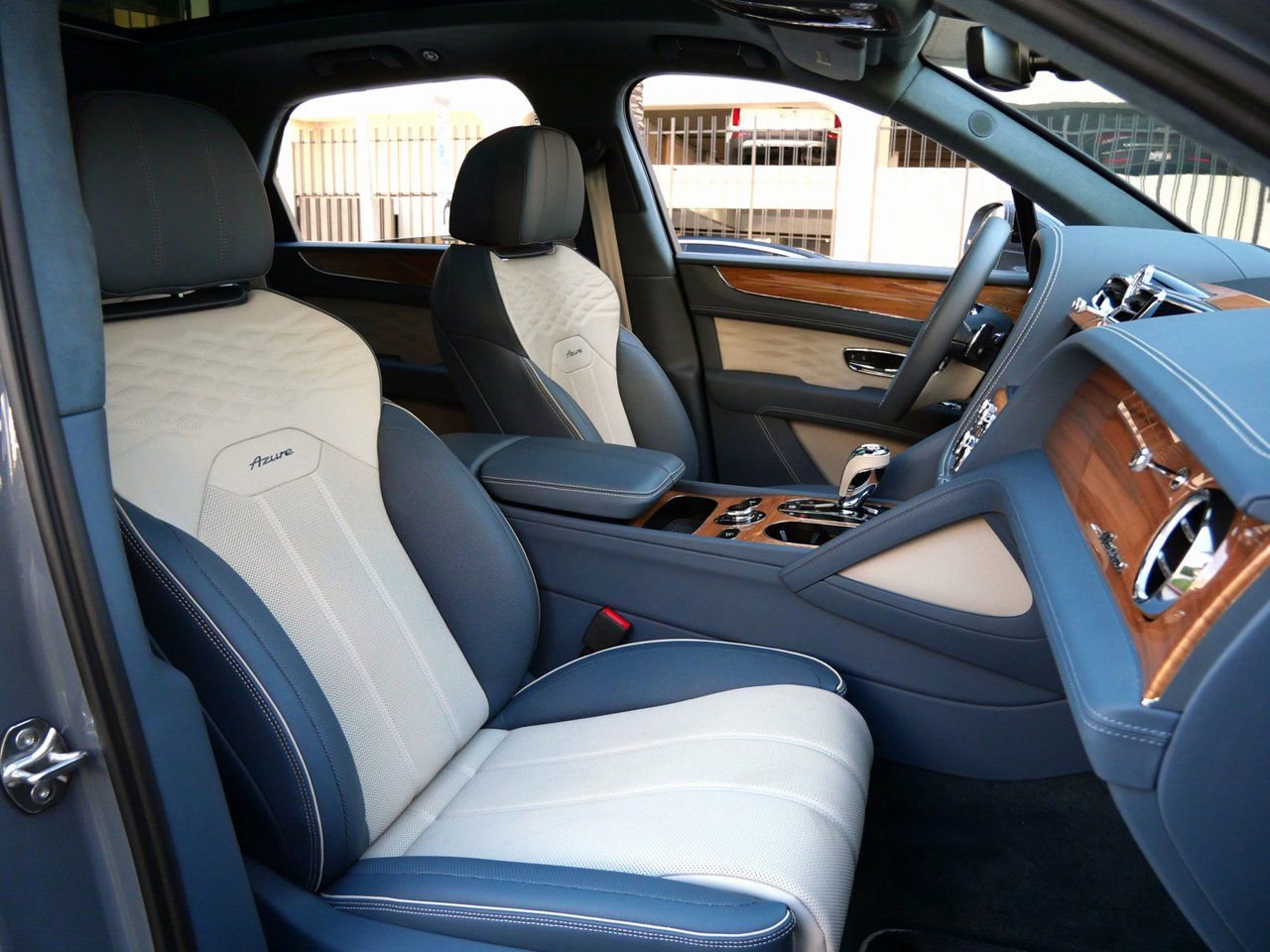 Used 2025 Bentley Bentayga image 27