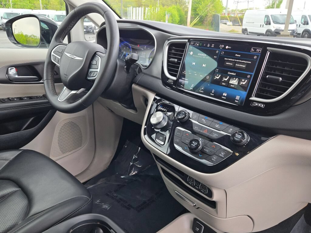 Certified 2024 Chrysler Pacifica Touring-L FWD image 9