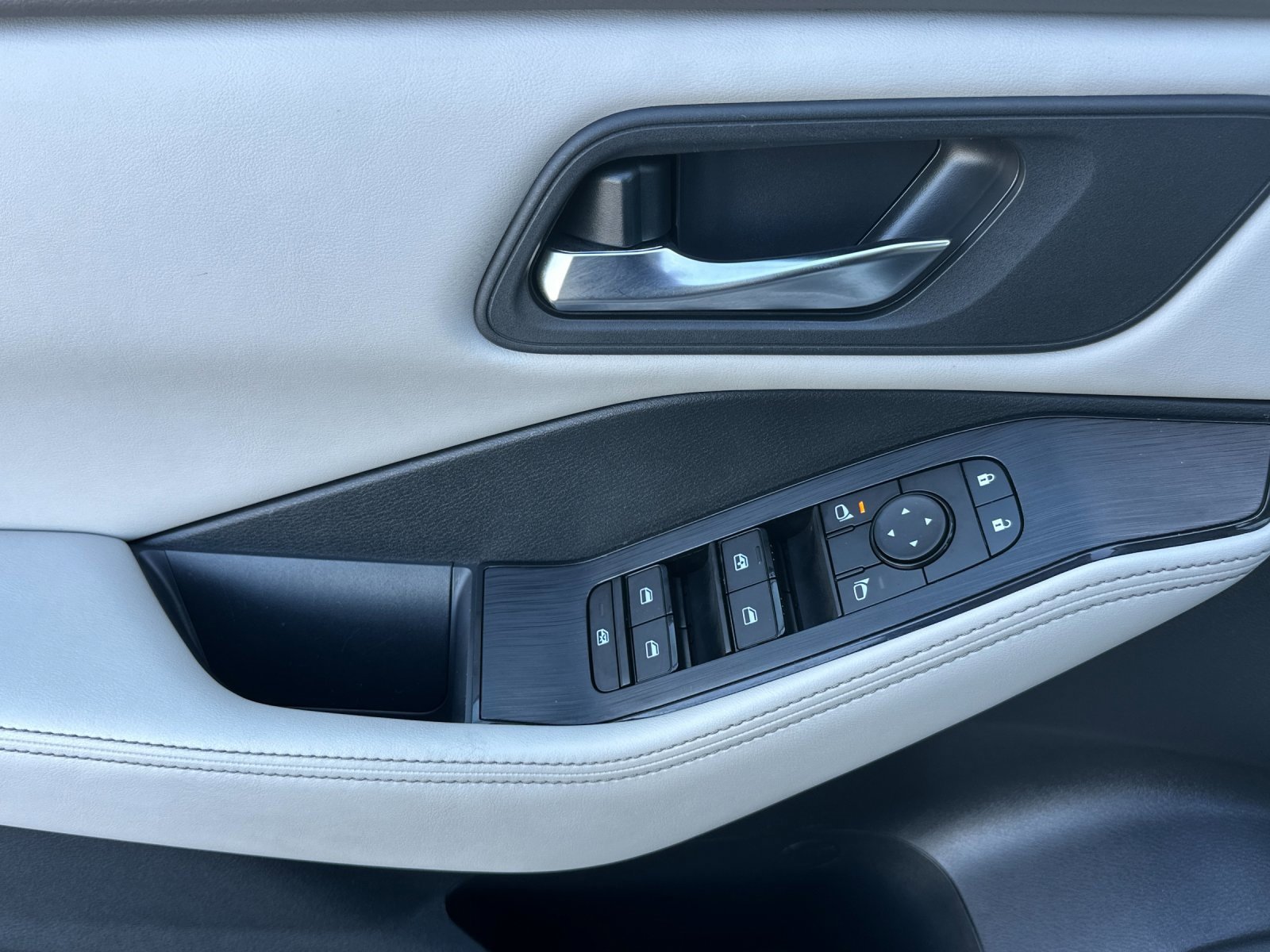 Used 2024 Nissan Rogue SV image 11