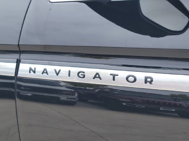 Certified 2025 Lincoln Navigator Reserve AWD/4WD image 17