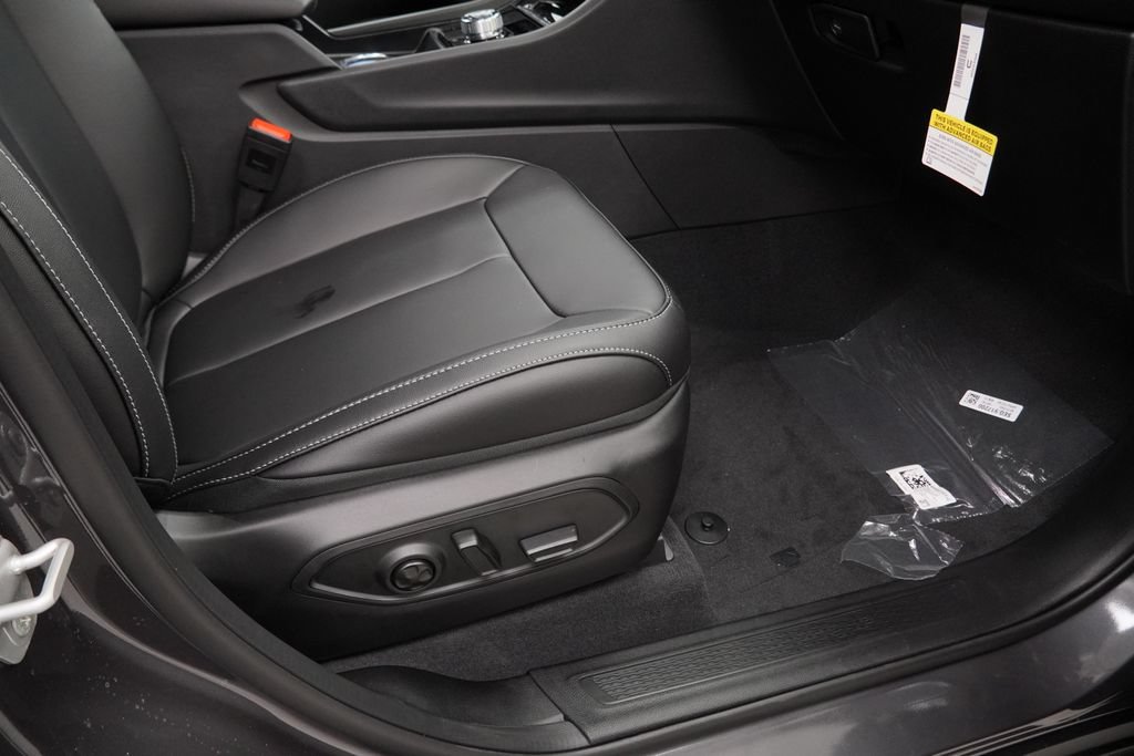 Used 2025 Jeep Grand Cherokee Limited AWD/4WD image 36