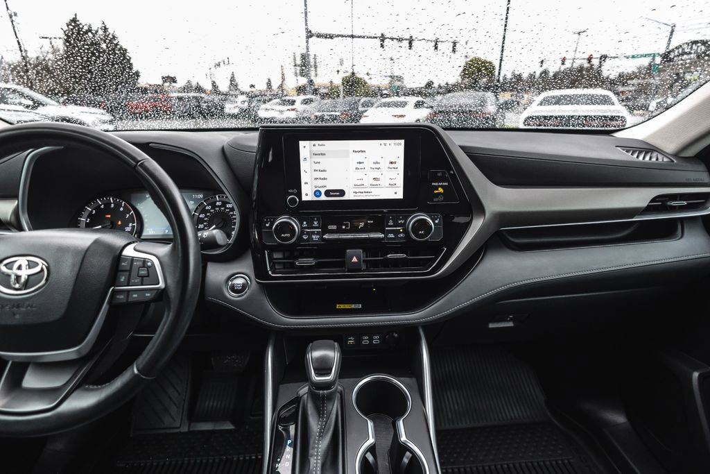 Used 2023 Toyota Highlander XLE image 29