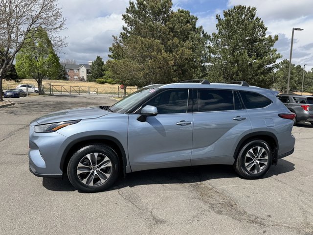 Used 2022 Toyota Highlander XLE AWD/4WD image 4