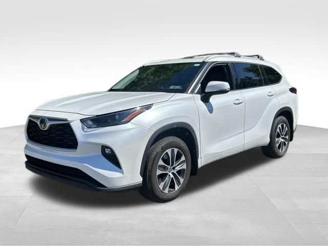 Used 2022 Toyota Highlander XLE AWD/4WD image 1