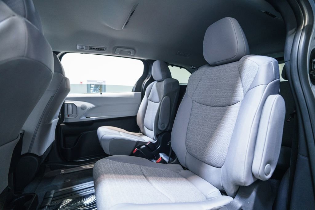 Certified 2026 Toyota Sienna LE FWD image 32