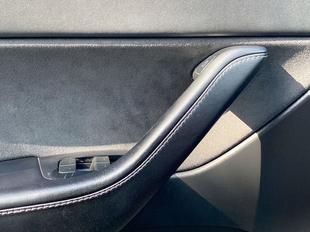 Used 2022 Tesla Model Y Long Range image 16