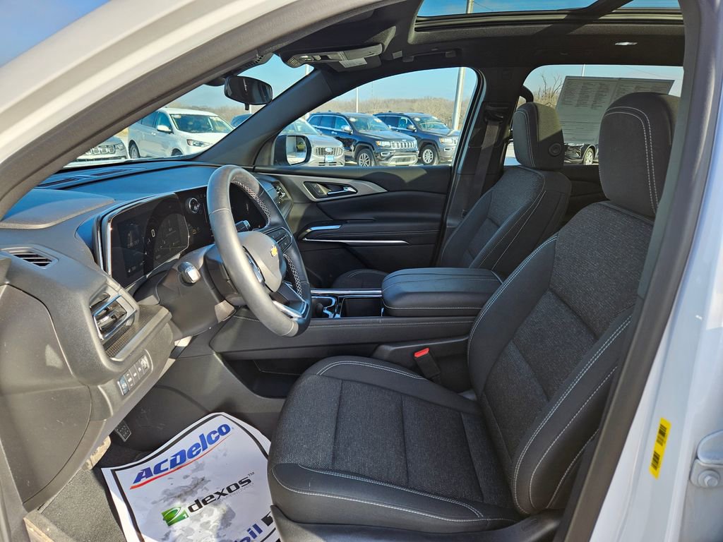 Used 2025 Chevrolet Traverse LT w/ Sun and Wheel Package image 24