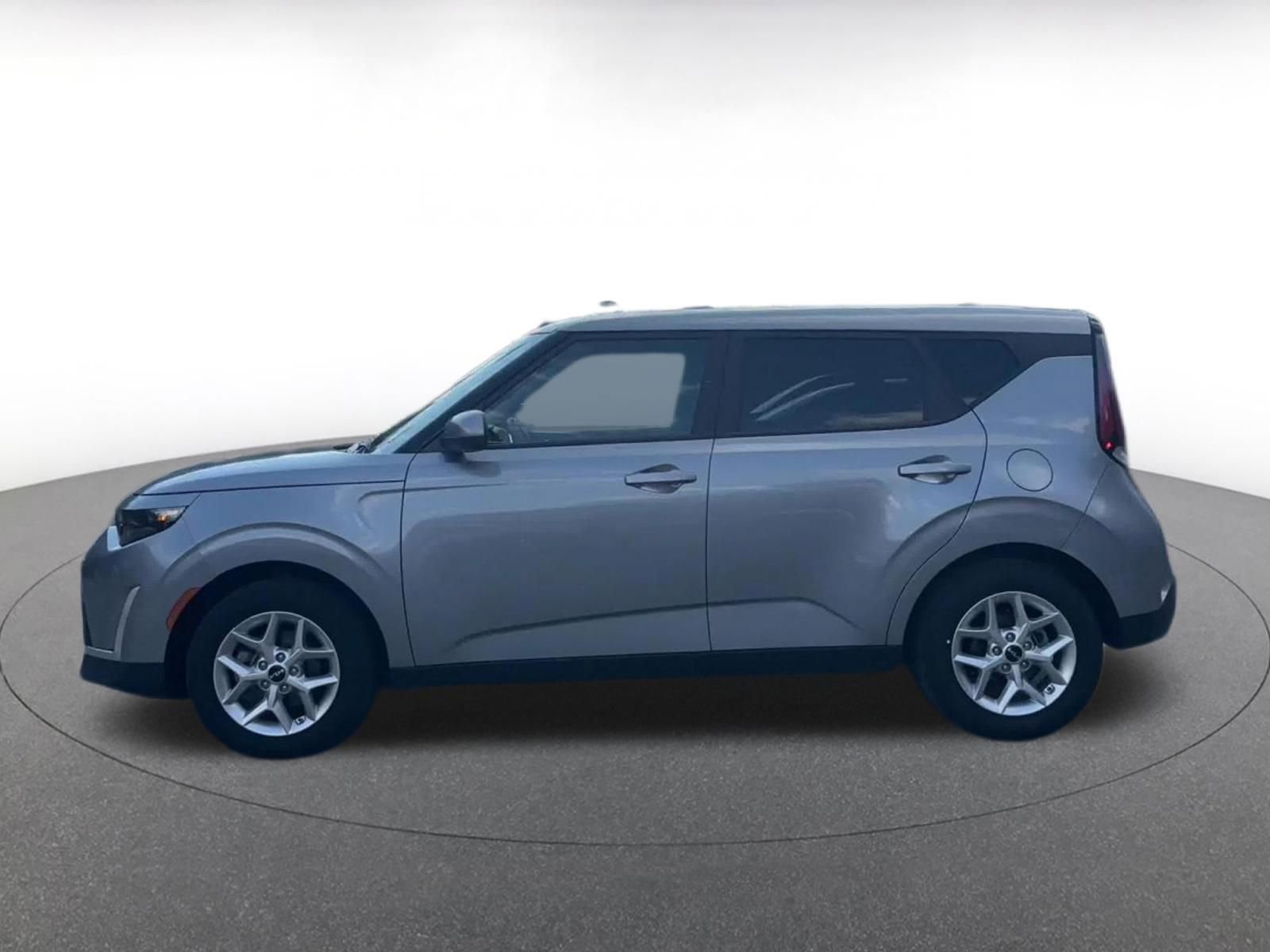 Used 2025 Kia Soul LX w/ LX Technology Package FWD image 10