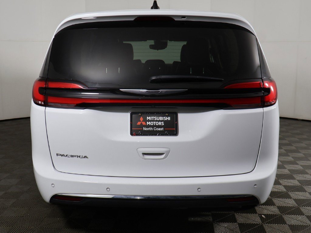Used 2024 Chrysler Pacifica Touring-L image 13