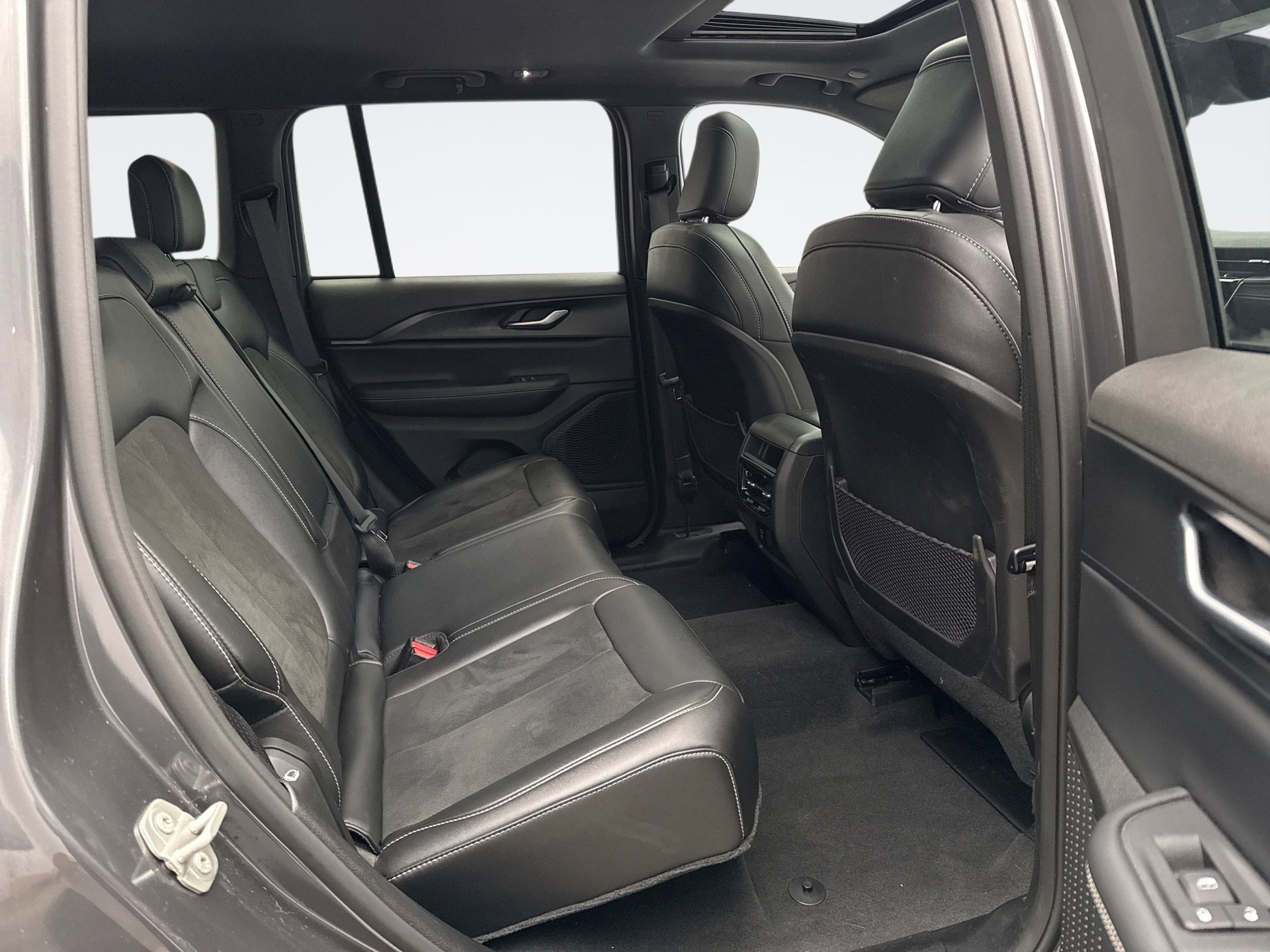 Used 2023 Jeep Grand Cherokee Altitude image 19