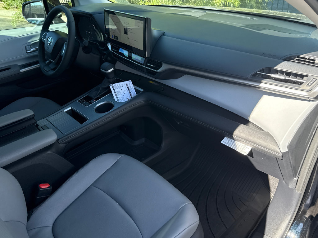 Certified 2026 Toyota Sienna XLE FWD image 18