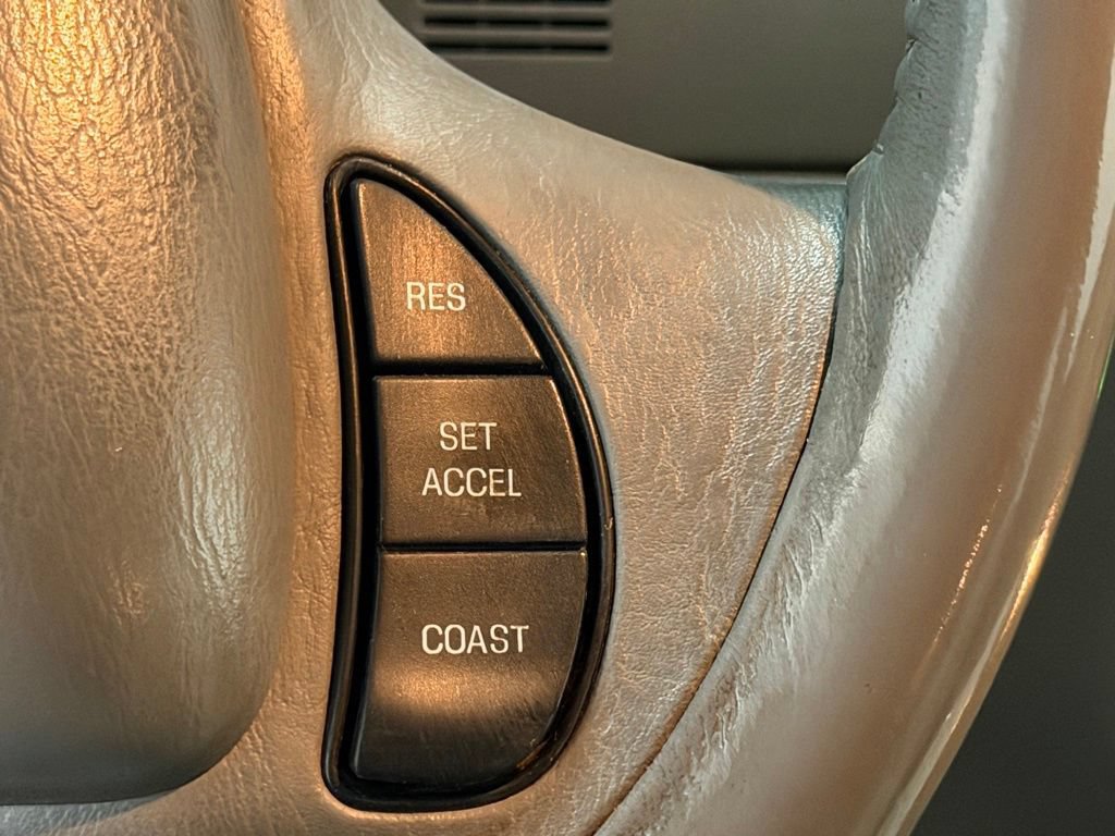 Used 2000 Lincoln Town Car Executive RWD image 30