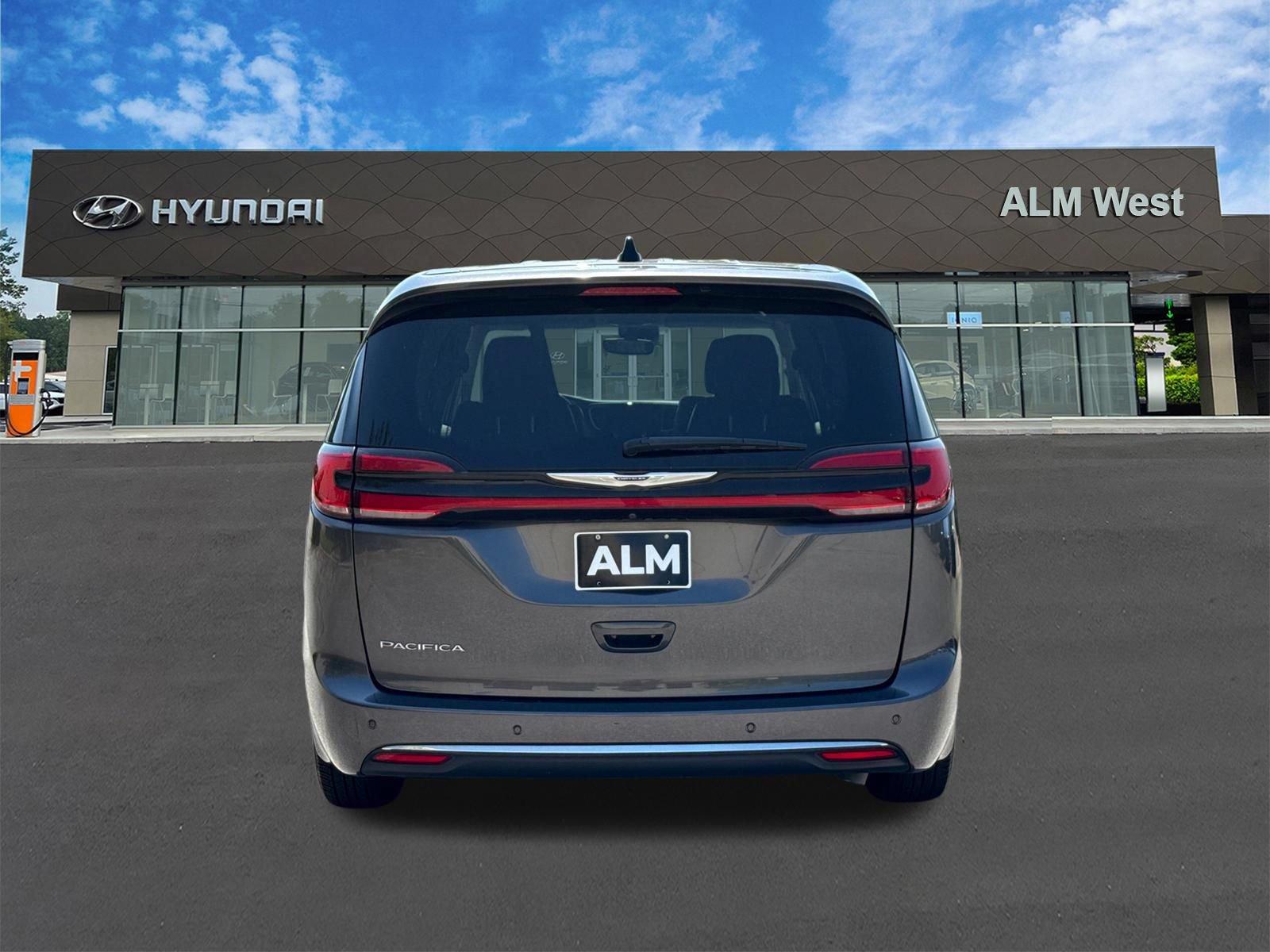 Used 2023 Chrysler Pacifica Touring-L FWD image 6