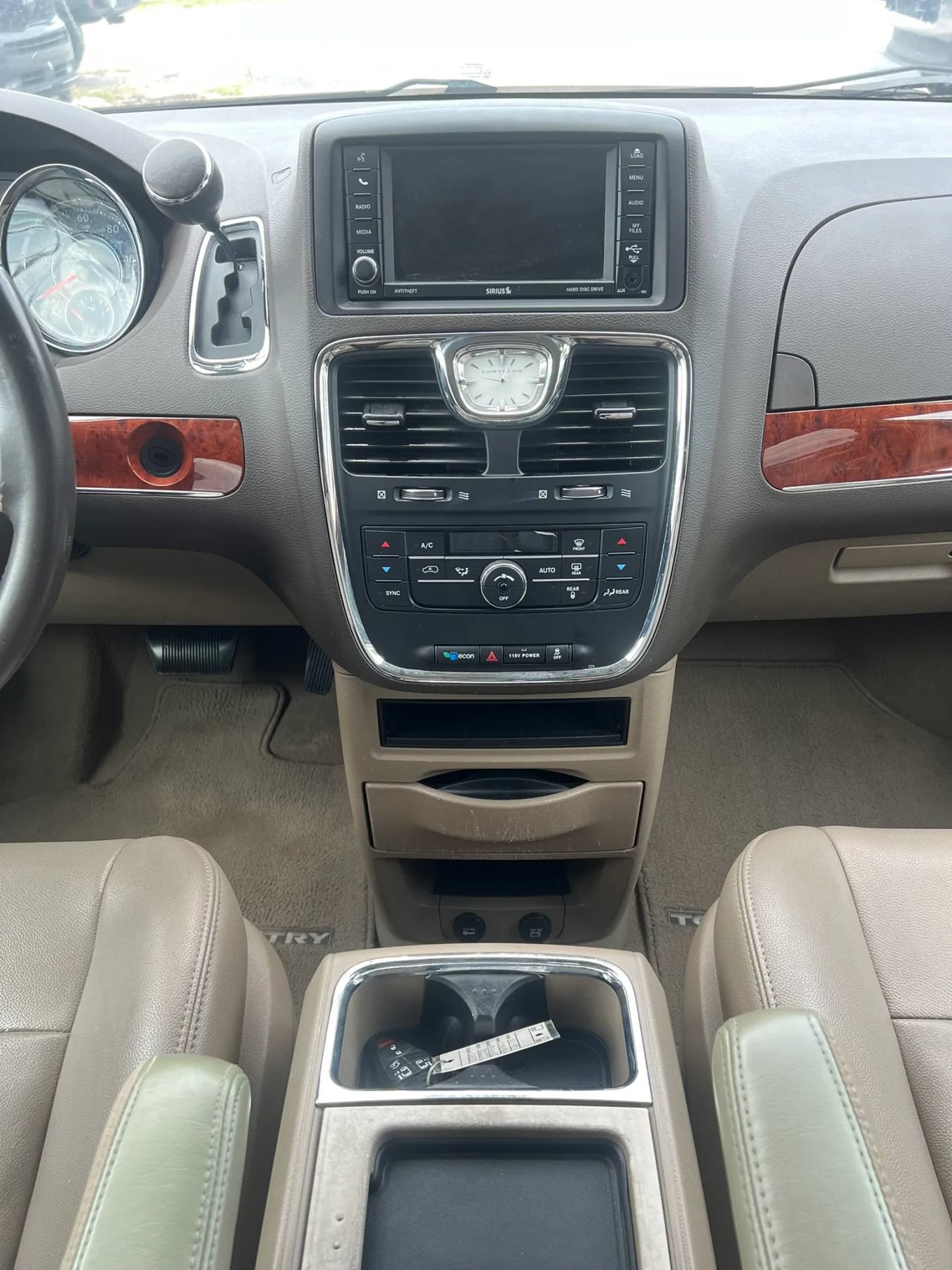 Used 2013 Chrysler Town & Country Touring FWD image 12