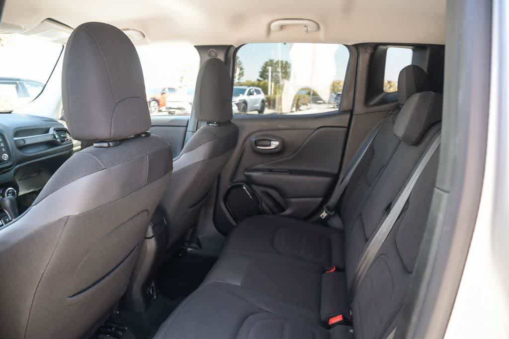 Used 2017 Jeep Renegade Altitude FWD image 18