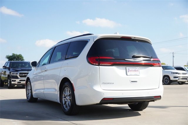 Used 2022 Chrysler Pacifica Touring image 7