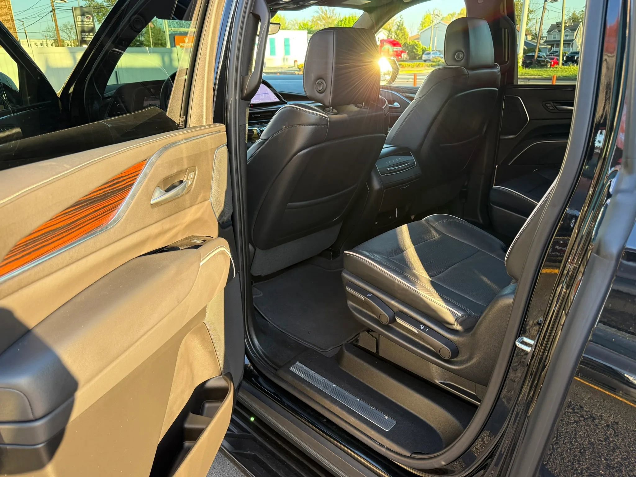 Used 2023 Cadillac Escalade ESV Premium Luxury AWD/4WD image 43