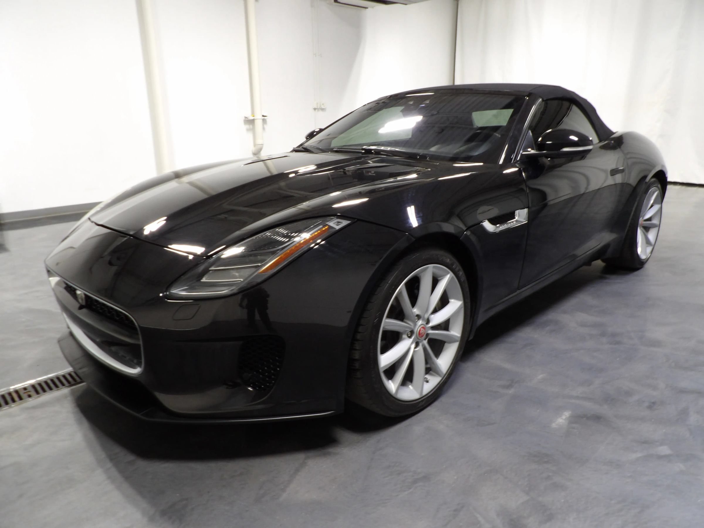Used 2020 Jaguar F-TYPE Convertible RWD image 4