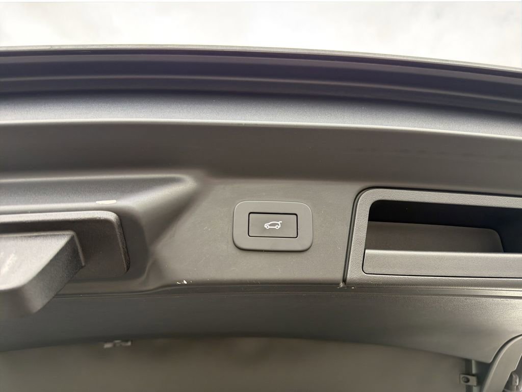 Used 2025 Land Rover Range Rover Velar S image 13