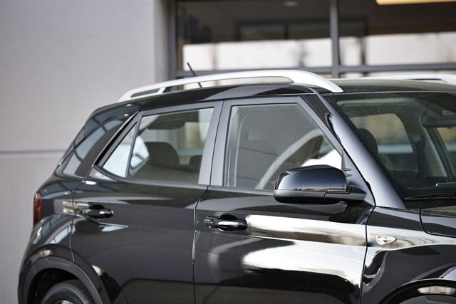 Used 2024 Hyundai Venue SEL image 2