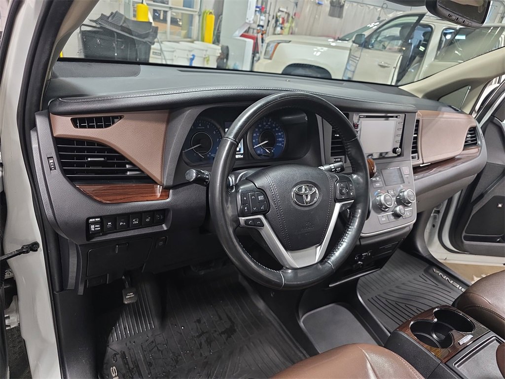 Used 2020 Toyota Sienna Limited Premium image 17