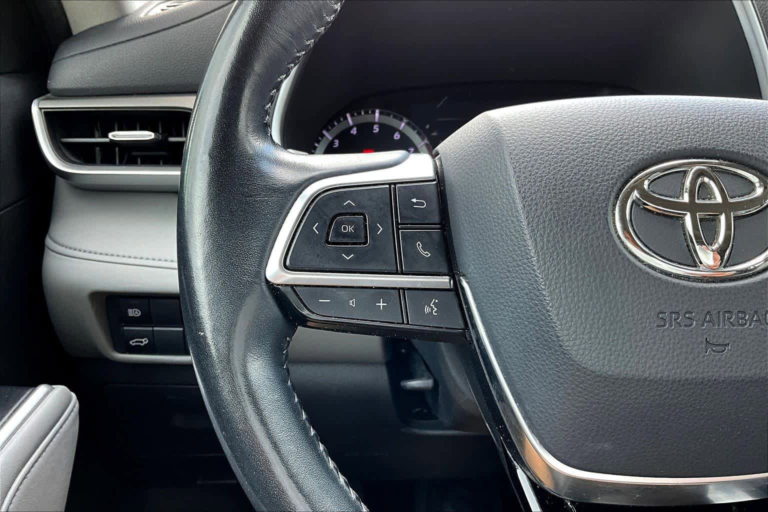 Used 2020 Toyota Highlander XLE FWD image 24