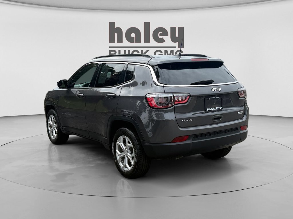 Used 2024 Jeep Compass Latitude AWD/4WD image 3