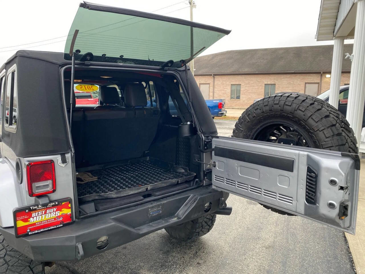 Used 2015 Jeep Wrangler Unlimited Sahara w/ Connectivity Group image 18