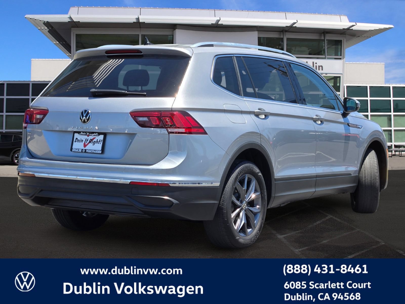 Used 2023 Volkswagen Tiguan SE w/ Panoramic Sunroof Package FWD image 4