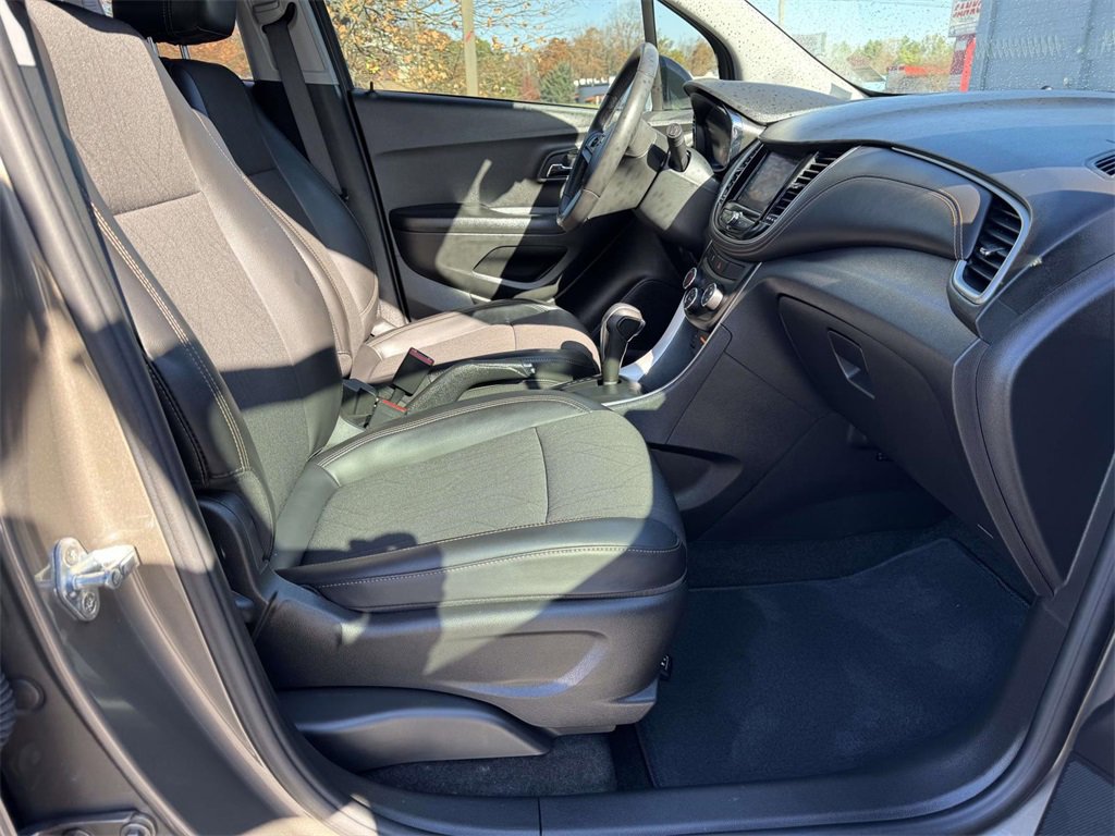 Used 2021 Chevrolet Trax LT w/ LT Convenience Package image 13