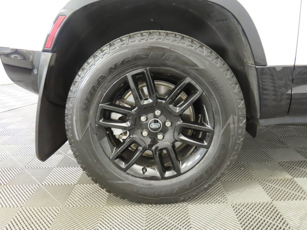 Certified 2023 Land Rover Defender 90 X-Dynamic SE image 29