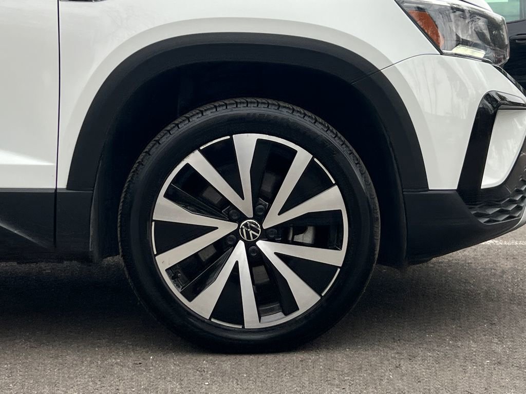 Used 2024 Volkswagen Taos SE image 9