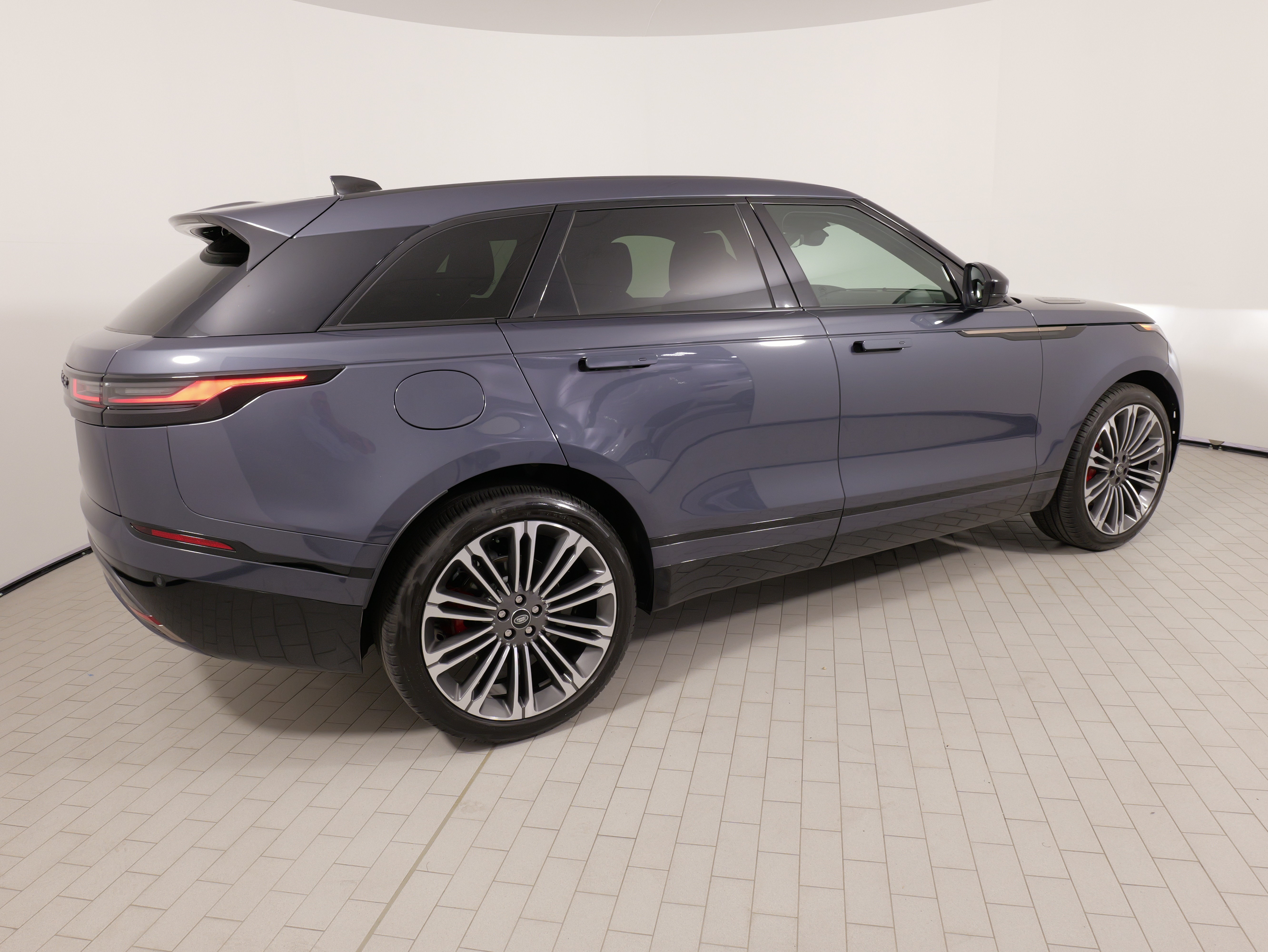 Used 2024 Land Rover Range Rover Velar Dynamic SE AWD/4WD image 11