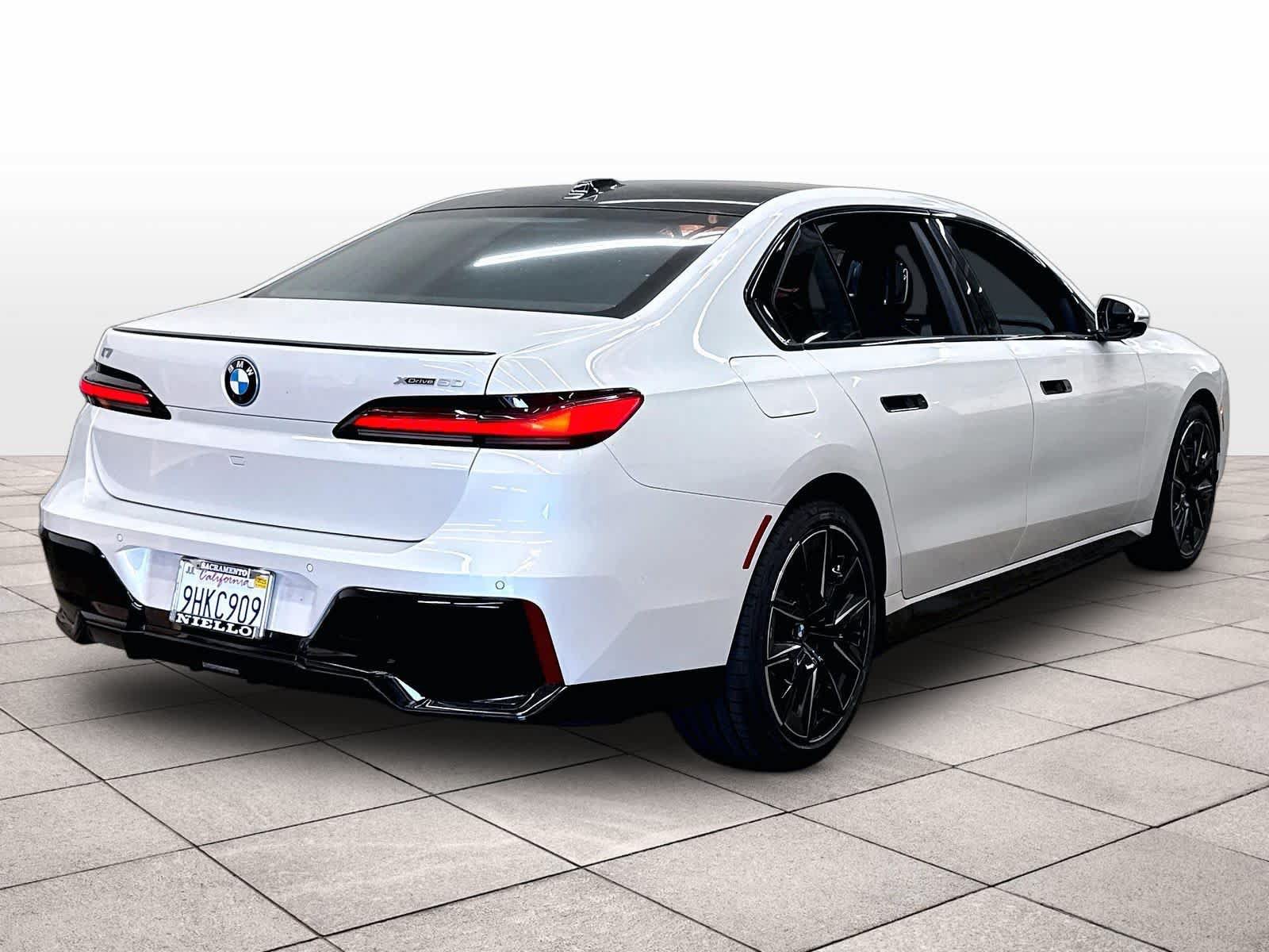 Used 2023 BMW i7 xDrive60 w/ Executive Package 2 AWD/4WD image 15