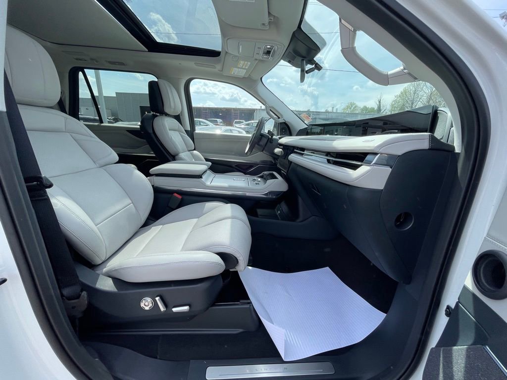 New 2025 Lincoln Navigator Reserve AWD/4WD image 24