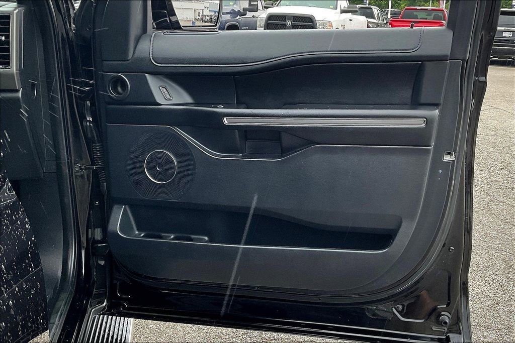 Used 2020 Ford Expedition XLT w/ Equipment Group 202A AWD/4WD image 19